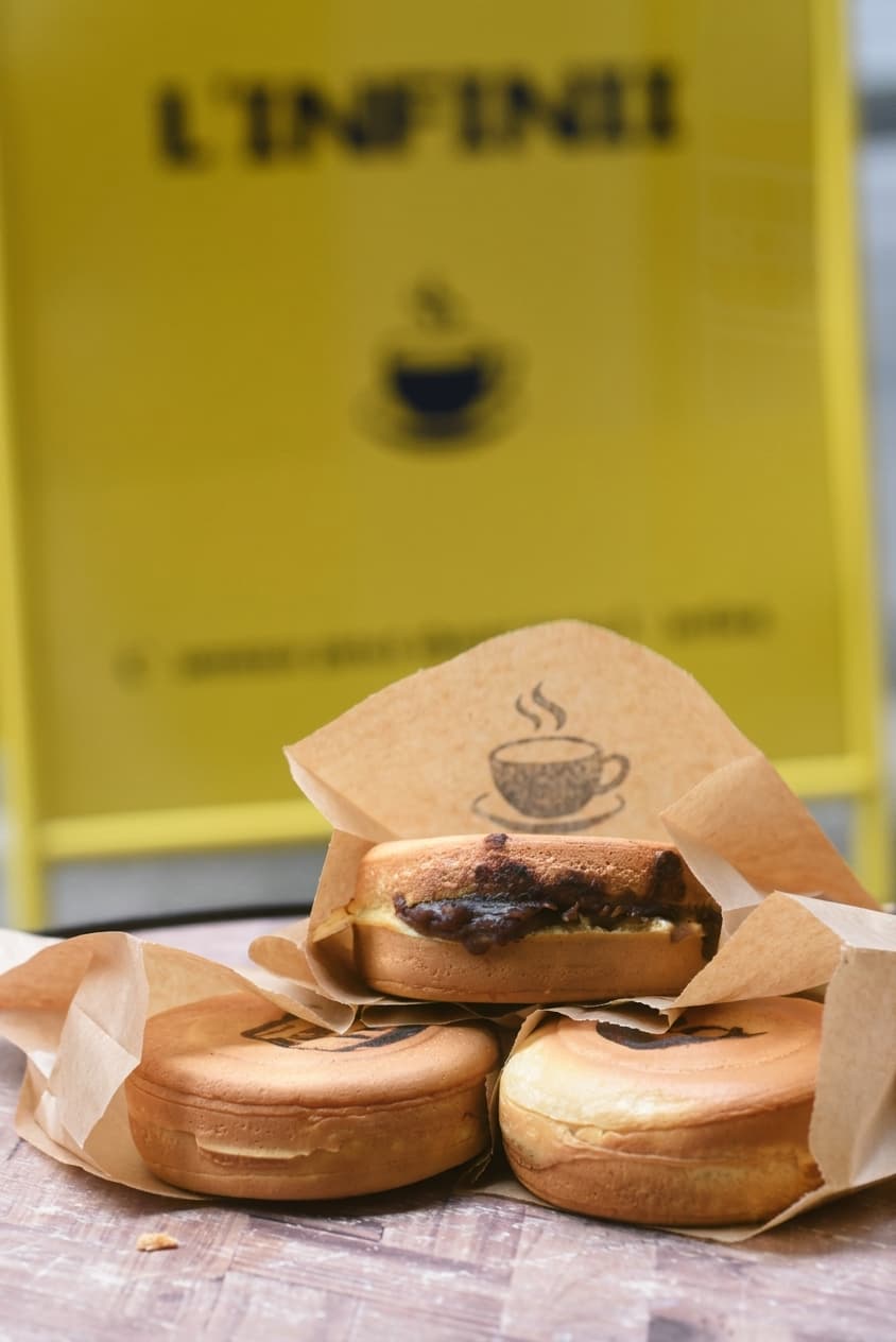 Wheel cakes en kraft devant L'Infini
